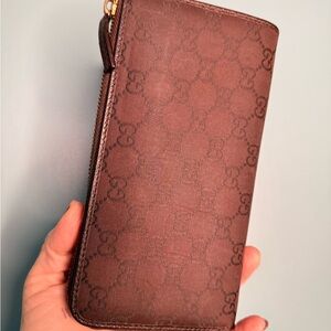 🍫Gucci GG monogram canvas L zip-wallet in a rich chocolate brown